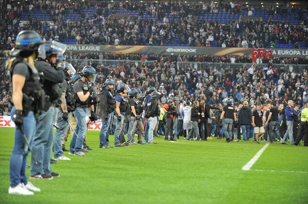 Fußball, EL, Olympique Lyon - Besiktas Istanbul, Ausschreitungen vor Spielbeginn ILLUSTRATION - SUPPORTERS - INCIDENTS - SECURITE - POLICE FOOTBALL : Lyon vs Besiktas - Europa League - 13 04 2017 FEP Panoramic 