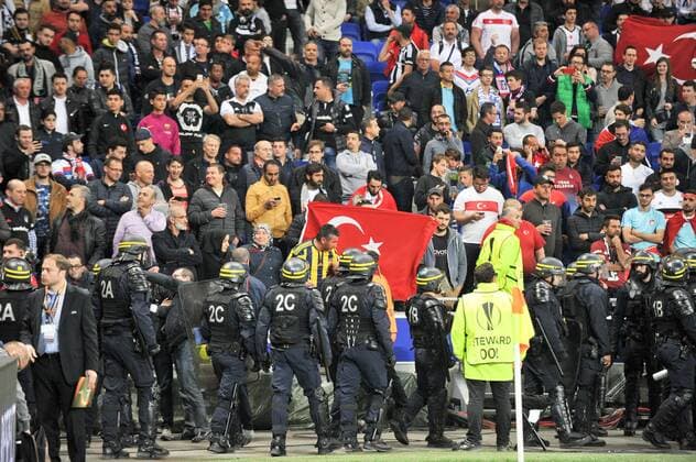Fußball, EL, Olympique Lyon - Besiktas Istanbul, Ausschreitungen vor Spielbeginn ILLUSTRATION - SUPPORTERS - INCIDENTS - SECURITE - POLICE FOOTBALL : Lyon vs Besiktas - Europa League - 13 04 2017 FEP Panoramic 