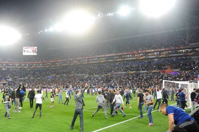 Fußball, EL, Olympique Lyon - Besiktas Istanbul, Ausschreitungen vor Spielbeginn ILLUSTRATION - SUPPORTERS - INCIDENTS FOOTBALL : Lyon vs Besiktas - Europa League - 13 04 2017 FEP Panoramic 