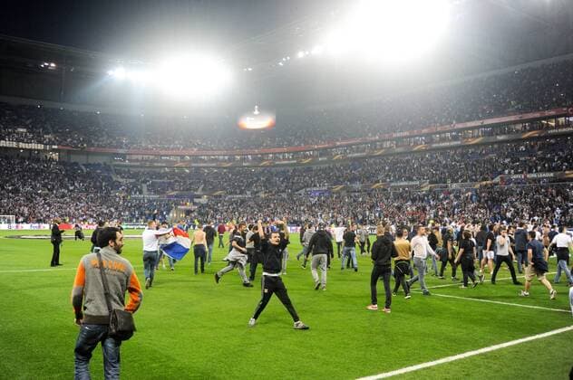 Fußball, EL, Olympique Lyon - Besiktas Istanbul, Ausschreitungen vor Spielbeginn ILLUSTRATION - SUPPORTERS - INCIDENTS FOOTBALL : Lyon vs Besiktas - Europa League - 13 04 2017 FEP Panoramic 