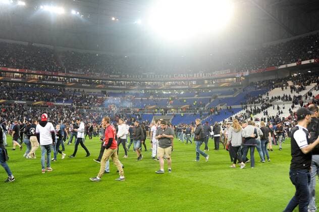 Fußball, EL, Olympique Lyon - Besiktas Istanbul, Ausschreitungen vor Spielbeginn ILLUSTRATION - SUPPORTERS - INCIDENTS FOOTBALL : Lyon vs Besiktas - Europa League - 13 04 2017 FEP Panoramic 