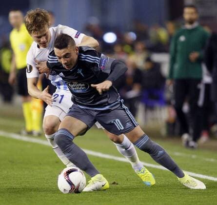 Celta de Vigo striker Ipas Aspas (R) tries to escape from KRC Genk player Jere Uronen during the UEFA Europa League, quarter final, first leg soccer match between Celta de Vigo and KRC Genk at the Balaidos stadium in Vigo, Spain, 13 April 2017. CELTA DE VIGO - KRC GENK !ACHTUNG: NUR REDAKTIONELLE NUTZUNG!  Copyright: xSalvadorxSasx GRA218 20170414-636277258233342097