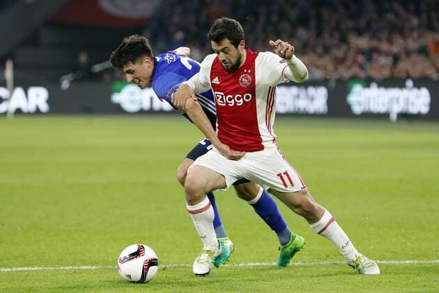 (L-R) Alessandro Schopf of FC Schalke 04, Amin Younes of Ajaxduring the UEFA Europa League quarter final match between Ajax Amsterdam and FC Schalke 04 at the Amsterdam Arena on April 13, 2017 in Amsterdam, The Netherlands Ajax v FC Schalke 04 UEFA Europa League 2016 2017 xVIxxIVx 7563936