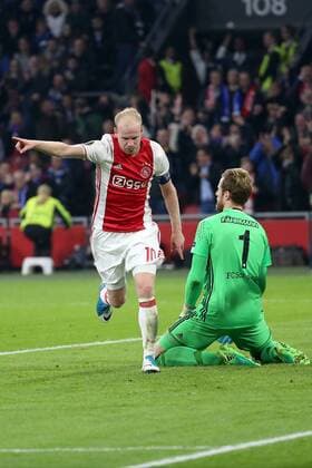 Davy Klaassen ( Ajax Amsterdam 10 ) Ralf Faehrmann ( FC Schalke 04 1) nach dem 2:0, Ajax Amsterdam vs FC Schalke 04, UEFA Europa League, Viertelfinale, Fussball, 13.04.2017, Amsterdam Copyright: xLangerx xEibner-Pressefotox EP_HLR
