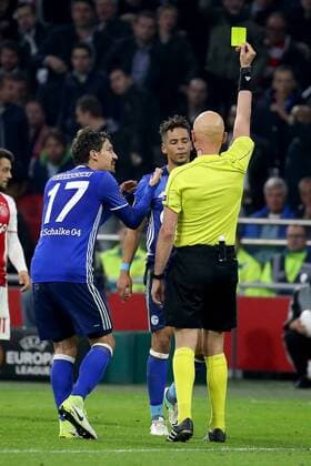 Benjamin Stambouli ( FC Schalke 04 17) Thilo Kehrer ( FC Schalke 04 20) sehen gelb von Schiedsrichter Sergei Karasev ( RUS ), Ajax Amsterdam vs FC Schalke 04, UEFA Europa League, Viertelfinale, Fussball, 13.04.2017, Amsterdam Copyright: xLangerx xEibner-Pressefotox EP_HLR