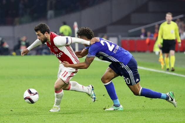 (170414) -- AMSTERDAM, April 14, 2017 -- Thilo Kehrer (R) of FC Schalke 04 vies with Amin Younes of Ajax during their UEFA Europa League quarter final first leg soccer match in Amsterdam, the Netherlands, 13 April 2017. Ajax won 2-0. ) (SP)NETHERLANDS-AMSTERDAM-EUROPA LEAGUE-AJAX VS FC Schalke 04 UlrichxHufnagel 
