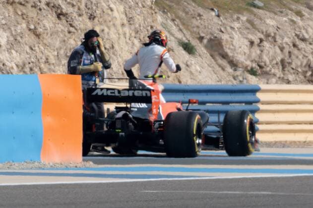 Bahrain Grand Prix, Sakhir 13 - 16 April 2017 14.04.2017 - Free Practice 1, Stoffel Vandoorne (BEL) McLaren MCL32 retires from the practice. 