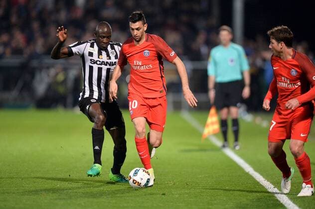 Fußball, Angers SCO - Paris St. Germain 10 JAVIER PASTORE (psg) - 17 Cheikh NDOYE (sco) FOOTBALL : Angers vs Paris SG - Ligue 1 - 14 04 2017 AnthonyBIBARD FEP Panoramic 