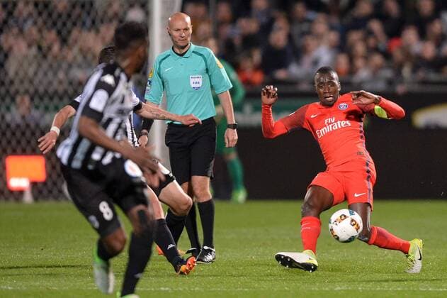 Fußball, Angers SCO - Paris St. Germain 14 BLAISE MATUIDI (psg) - Tony CHAPRON (ARBITRE) FOOTBALL : Angers vs Paris SG - Ligue 1 - 14 04 2017 AnthonyBIBARD FEP Panoramic 