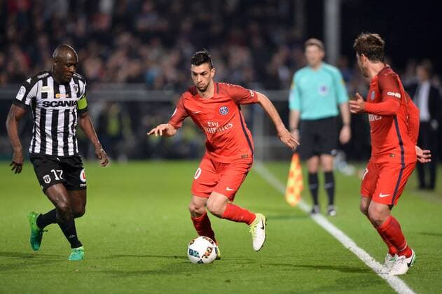 Fußball, Angers SCO - Paris St. Germain 10 JAVIER PASTORE (psg) - 17 Cheikh NDOYE (sco) FOOTBALL : Angers vs Paris SG - Ligue 1 - 14 04 2017 AnthonyBIBARD FEP Panoramic 