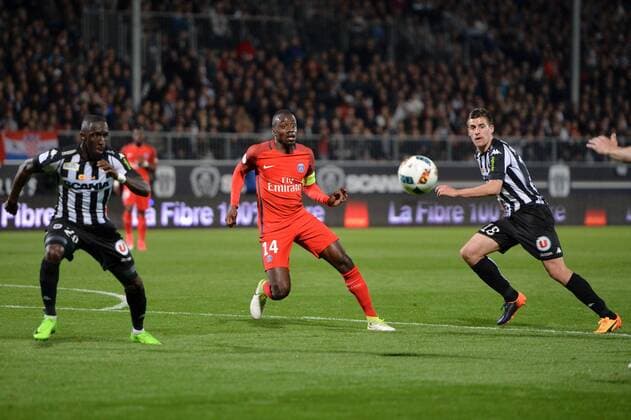 Fußball, Angers SCO - Paris St. Germain 14 BLAISE MATUIDI (psg) - 18 Baptiste SANTAMARIA (sco) FOOTBALL : Angers vs Paris SG - Ligue 1 - 14 04 2017 AnthonyBIBARD FEP Panoramic 