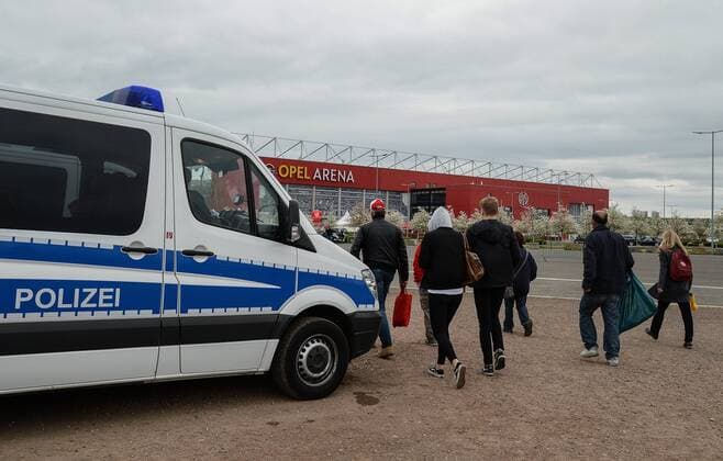 15.04.2017, xmhx, Fussball 1.Bundesliga, 1.FSV Mainz 05 - Hertha BSC Berlin, emspor, v.l. Polizei vor dem Stadion Mainz