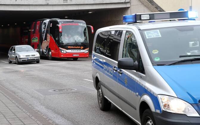 Bilder des Tages - SPORT RB Leipzig - Freiburg Fussball 1.Bundesliga Leipzig, 15.04.2017, Red Bull Arena, Fussball, 1.BL, GER, 29.Spieltag , RB Leipzig vs. SC Freiburg , Polizei Sicherheitsmaßnahmen rund um das Stadion, Anfahrt der Mannschaftsbusse. Im Bild: SC Freiburg. ,