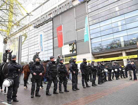 15.04.2017, xjhx, Fussball 1.Bundesliga, Borussia Dortmund - Eintracht Frankfurt, emspor, v.l. Polizei vor dem Stadion Dortmund