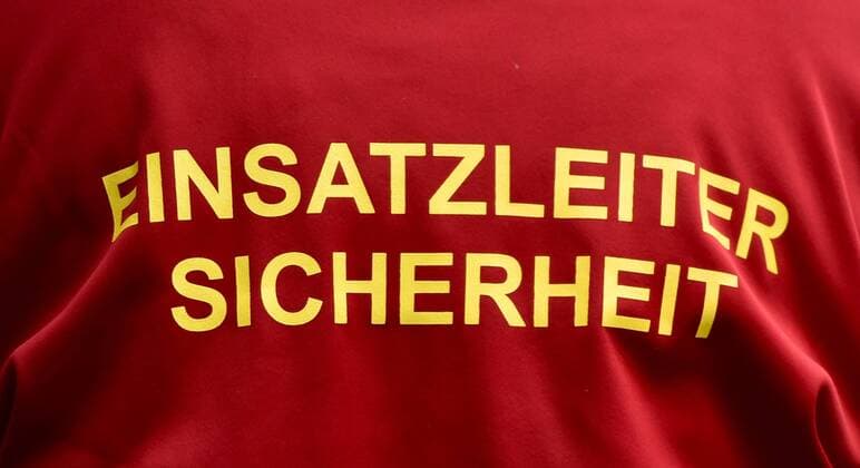 Vor dem Spiel: einsatzleiter Sicherheit Security besondere Sicherheitsvorkehrungen vor dem Spiel TSG 1899 Hoffenheim vs Borussia Mönchengladbach BMG Gladbach 15.04.2017 TSG 1899 Hoffenheim vs Borussia Mönchengladbach