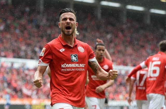 15.04.2017, xmhx, Fussball 1.Bundesliga, 1.FSV Mainz 05 - Hertha BSC Berlin, emspor, v.l. Danny Latza (1.FSV Mainz 05) erzielt ein Tor, Goal scored zum 1:0, Torjubel, Torjubel, Goal celebration, celebrate the goal, Freude, freut sich, Jubel Mainz