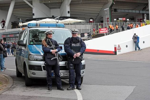 15.04.2017, xovx, Fussball 1.Bundesliga, Bayer 04 Leverkusen - FC Bayern Muenchen, emspor, Polizei mit Maschinenpistolen sichert die BayArena in Leverkusen vor dem Spiel gegen Bayern Muenchen, Aktion. Leverkusen