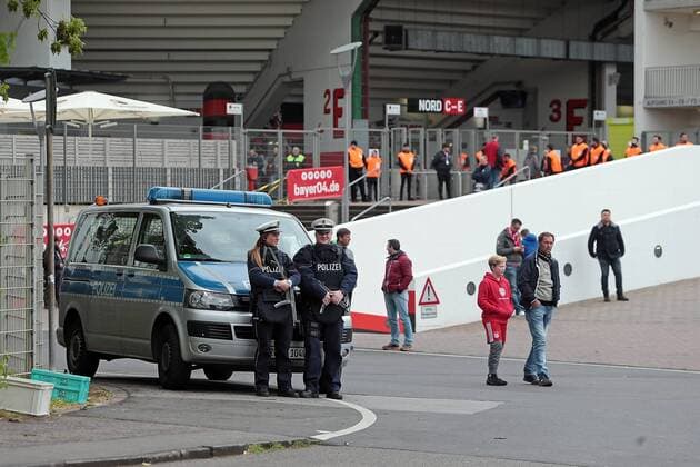 15.04.2017, xovx, Fussball 1.Bundesliga, Bayer 04 Leverkusen - FC Bayern Muenchen, emspor, Polizei mit Maschinenpistolen sichert die BayArena in Leverkusen vor dem Spiel gegen Bayern Muenchen, Aktion. Leverkusen