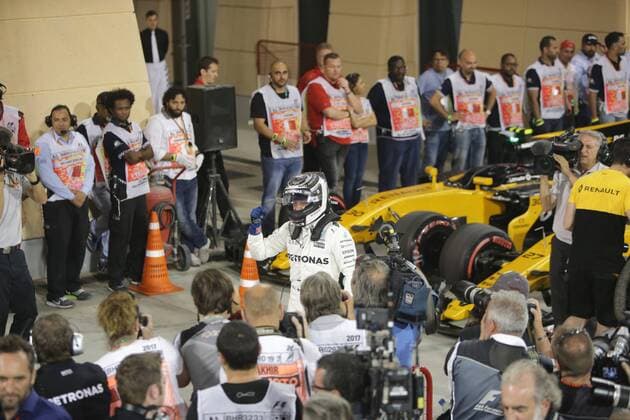 Motorsports: FIA Formula One World Championship WM Weltmeisterschaft 2017, Grand Prix of Bahrain, 77 Valtteri Bottas (FIN, Mercedes AMG Petronas), Winner cheering Holding Hand up Sakhir Bahrain xHOCHxZWEIx