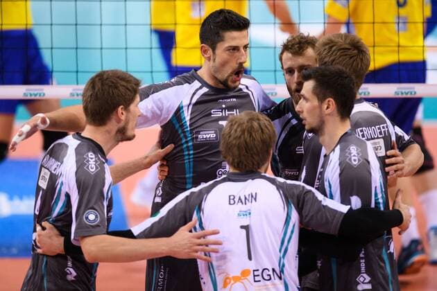 15.04.2017, Arena Kreis Dueren, Dueren Volleyball, Bundesliga Männer Maenner, Play-offs Halbfinale, SWD powervolleys Düren Dueren vs. VfB Friedrichshafen Jubel Tomi Rumpunen ( 4 Dueren), Blair Bann ( 1 Dueren), Michael Andrei ( 11 Dueren), Jay Blankenau ( 9 Dueren), Rudy Verhoeff ( 2 Dueren), Romans Sauss ( 7 Dueren)