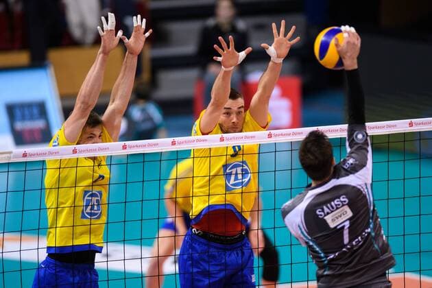 15.04.2017, Arena Kreis Dueren, Dueren Volleyball, Bundesliga Männer Maenner, Play-offs Halbfinale, SWD powervolleys Düren Dueren vs. VfB Friedrichshafen Block Doppelblock Michal Finger ( 6 Friedrichshafen), Georg Klein ( 8 Friedrichshafen) - Angriff Romans Sauss ( 7 Dueren)