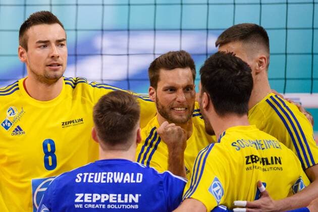15.04.2017, Arena Kreis Dueren, Dueren Volleyball, Bundesliga Männer Maenner, Play-offs Halbfinale, SWD powervolleys Düren Dueren vs. VfB Friedrichshafen Jubel Georg Klein ( 8 Friedrichshafen), Markus Steuerwald ( 13 Friedrichshafen), Simon Tischer ( 10 Friedrichshafen), David Sossenheimer ( 5 Friedrichshafen), Michal Finger ( 6 Friedrichshafen)