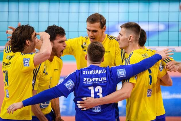 15.04.2017, Arena Kreis Dueren, Dueren Volleyball, Bundesliga Männer Maenner, Play-offs Halbfinale, SWD powervolleys Düren Dueren vs. VfB Friedrichshafen Jubel Tomas Rousseaux ( 14 Friedrichshafen), David Sossenheimer ( 5 Friedrichshafen), Andreas Takvam ( 4 Friedrichshafen), Markus Steuerwald ( 13 Friedrichshafen), Michal Finger ( 6 Friedrichshafen), Simon Tischer ( 10 Friedrichshafen)