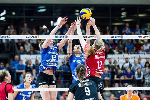 Block Doppelblock Deborah van Daelen (12 MTV) und Micheli Tomazela Pissinato (3 MTV) - Anrgiff Jennifer Cross (12 DSC); 1. Volleyball Bundesliga Play-Off Halbfinale 3: Allianz MTV Stuttgart vs Dresdner SC, SCHARRena, Stuttgart Germany, 20170415; Stuttgart Copyright: xWuechner Eibner-Pressefotox EP_NWR