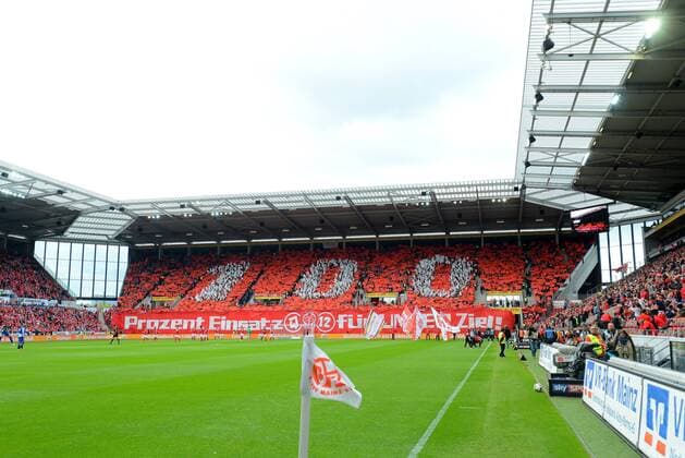 Fußball, Stadiongeschichte 1. FSV Mainz 05 15.4.2017 Mainz, Opel Arena 1. Bundesliga, Saison 2016 2017 1. FSV Mainz 05 gegen Hertha BSC Die Choreografie der Mainzer Fans 100 Prozent für unser Ziel