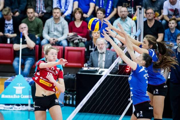 Angriff Kadie Rolfzen (15 DSC) - Block Valerie Nichol (4 MTV) und Micheli Tomazela Pissinato (3 MTV); 1. Volleyball Bundesliga Play-Off Halbfinale 3: Allianz MTV Stuttgart vs Dresdner SC, SCHARRena, Stuttgart Germany, 20170415; Stuttgart Copyright: xWuechner Eibner-Pressefotox EP_NWR