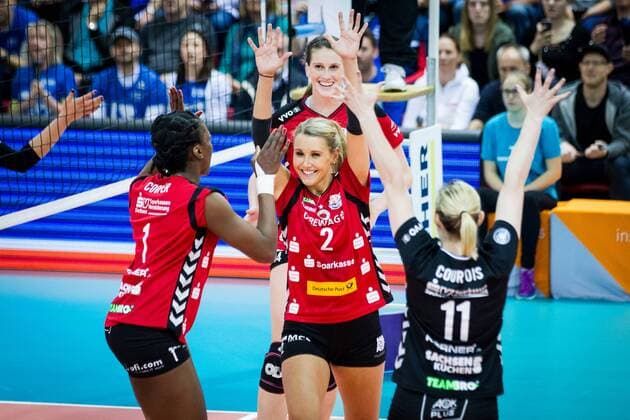 Jubel Brittnee Cooper (1 DSC) und Mareen Apitz (2 DSC), Elizabeth Ann Mc Mahon (14 DSC); 1. Volleyball Bundesliga Play-Off Halbfinale 3: Allianz MTV Stuttgart vs Dresdner SC, SCHARRena, Stuttgart Germany, 20170415; Stuttgart Copyright: xWuechner Eibner-Pressefotox EP_NWR