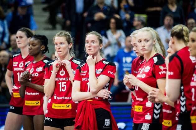 Kadie Rolfzen (15 DSC) und Amber Rolfzen (17 DSC); 1. Volleyball Bundesliga Play-Off Halbfinale 3: Allianz MTV Stuttgart vs Dresdner SC, SCHARRena, Stuttgart Germany, 20170415; Stuttgart Copyright: xWuechner Eibner-Pressefotox EP_NWR