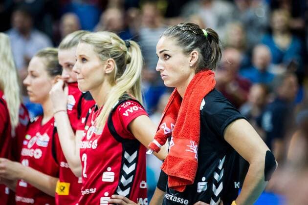 Mareen Apitz (2 DSC) und Myrthe Matilde Schoot (9 DSC) am Boden; 1. Volleyball Bundesliga Play-Off Halbfinale 3: Allianz MTV Stuttgart vs Dresdner SC, SCHARRena, Stuttgart Germany, 20170415; Stuttgart Copyright: xWuechner Eibner-Pressefotox EP_NWR