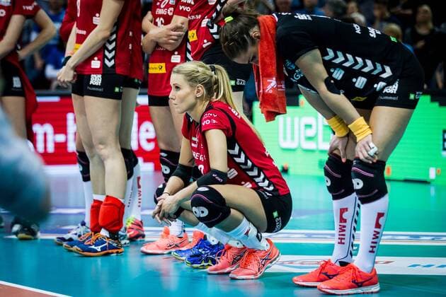 Mareen Apitz (2 DSC) und Myrthe Matilde Schoot (9 DSC) am Boden; 1. Volleyball Bundesliga Play-Off Halbfinale 3: Allianz MTV Stuttgart vs Dresdner SC, SCHARRena, Stuttgart Germany, 20170415; Stuttgart Copyright: xWuechner Eibner-Pressefotox EP_NWR