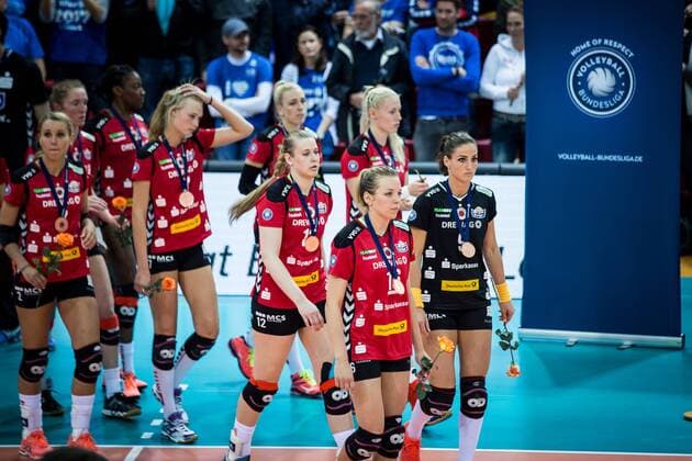 Katherina Schwabe (16 DSC) und Myrthe Matilde Schoot (9 DSC) gehen voran; 1. Volleyball Bundesliga Play-Off Halbfinale 3: Allianz MTV Stuttgart vs Dresdner SC, SCHARRena, Stuttgart Germany, 20170415; Stuttgart Copyright: xWuechner Eibner-Pressefotox EP_NWR