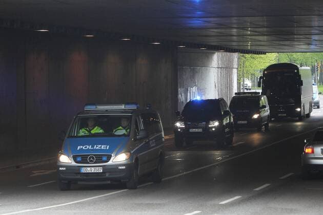 15.04.2017, xkvx, Fussball 1.Bundesliga, RB Leipzig - SC Freiburg, emspor, v.l. erhoehte Polizeipraesens vor dem Stadion Ankunft der Mannschaftsbusse Mannschaftsbus Polizei Polizeiwagen Polizist Maschinengewehr Waffe Schutzweste Helm Sicherheit Security Hundertschaft Police Leipzig