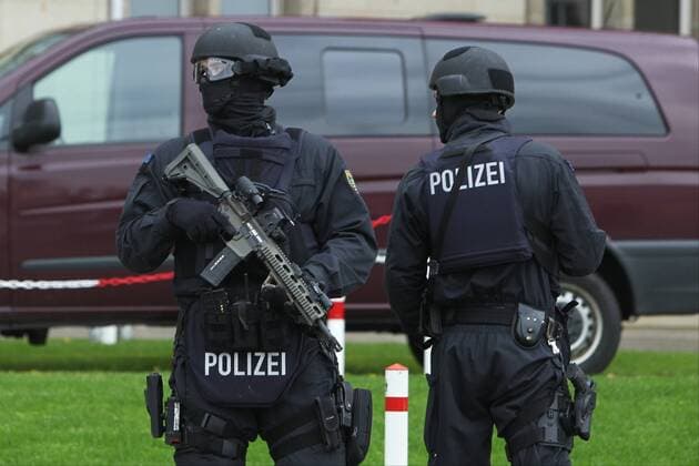 15.04.2017, xkvx, Fussball 1.Bundesliga, RB Leipzig - SC Freiburg, emspor, v.l. erhoehte Polizeipraesens vor dem Stadion Ankunft der Mannschaftsbusse Mannschaftsbus Polizei Polizeiwagen Polizist Maschinengewehr Waffe Schutzweste Helm Sicherheit Security Hundertschaft Police Leipzig