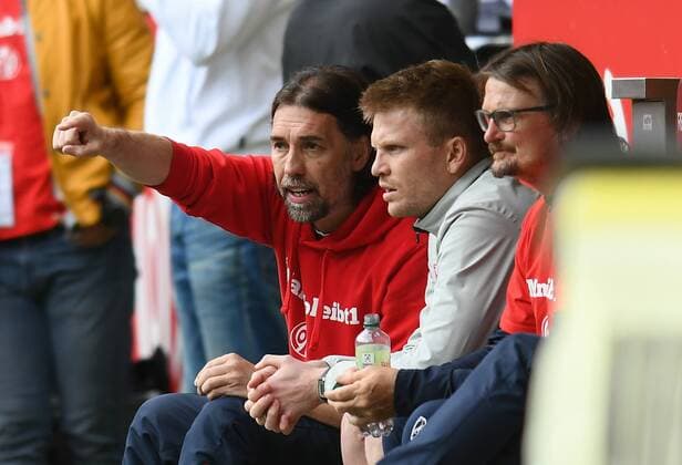 15.04.2017, xmhx, Fussball 1.Bundesliga, 1.FSV Mainz 05 - Hertha BSC Berlin, emspor, v.l. Martin Schmidt (Trainer 1.FSV Mainz 05) gibt Anweisungen Mainz