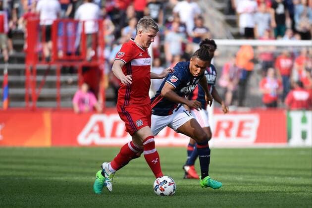 Themen der Woche - SPORT CHICAGO, IL - APRIL 15: Chicago Fire midfielder Bastian Schweinsteiger (31) defends against New England Revolution forward Juan Agudelo (17) during a game between the Chicago Fire and New England Revolution on April 15, 2017, at Toyota Park in Chicago, Illinois. (Photo by Quinn Harris Icon Sportswire) SOCCER: APR 15 MLS Fussball Herren USA - NE Revolution at Chicago Fire Icon17415006 EDITORIAL USE ONLY