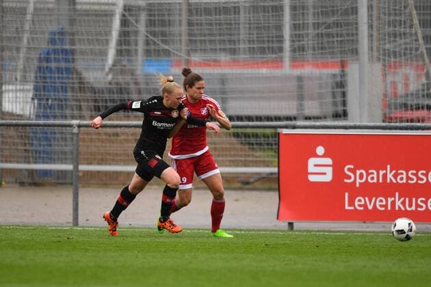 Zweikampf an der Seitenlinie Frederike Kempe (Bayer 04 Leverkusen) (2) Nina Burger (SC Sand) (19), DFB Pokal - Halbfinale , Bayer 04 Leverkusen - SC Sand, xmkx