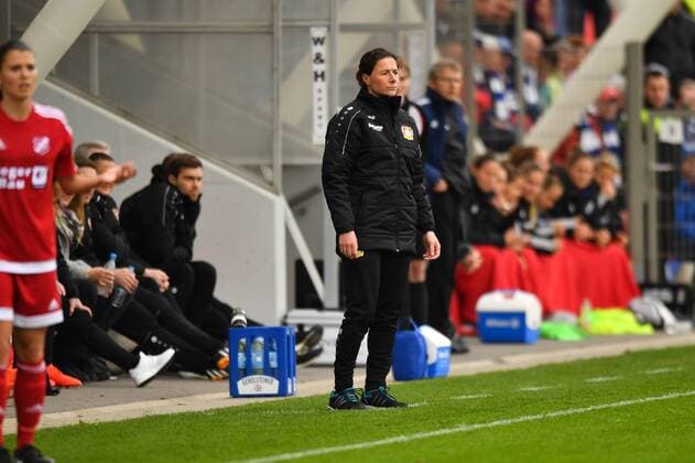 Verena Hagedorn (Bayer 04 Leverkusen) (Trainer) ratlos an der Seitenlinie, DFB Pokal - Halbfinale , Bayer 04 Leverkusen - SC Sand, xmkx
