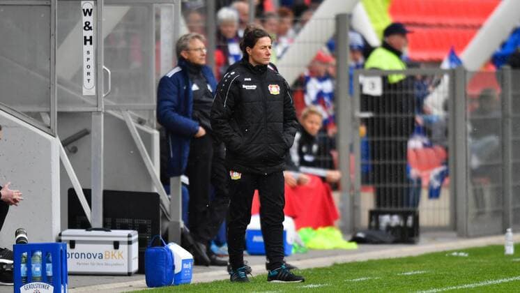 Verena Hagedorn (Bayer 04 Leverkusen) (Trainer) an der Seitenlinie, DFB Pokal - Halbfinale , Bayer 04 Leverkusen - SC Sand, xmkx
