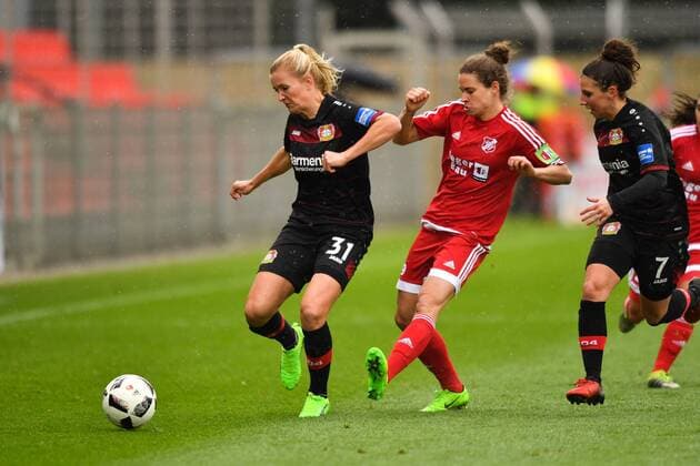 Rachel Rinast (Bayer 04 Leverkusen) (31) im Duell mit Nina Burger (SC Sand) (19), DFB Pokal - Halbfinale , Bayer 04 Leverkusen - SC Sand, xmkx