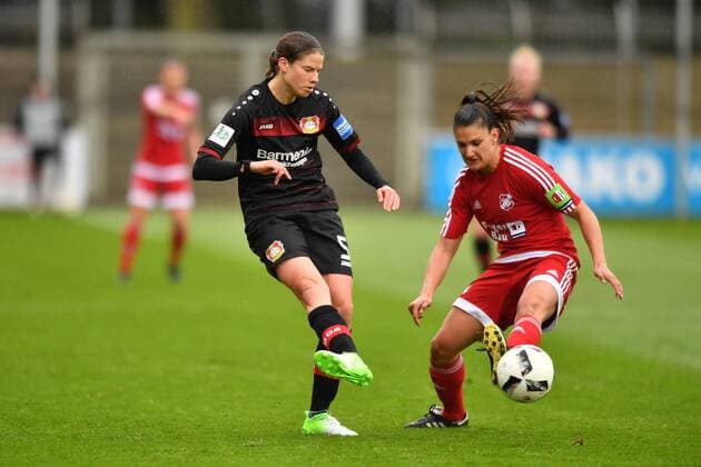 Annike Krahn (Bayer 04 Leverkusen) (5) klärt vor Jovana Damjanovic (SC Sand) (14), DFB Pokal - Halbfinale , Bayer 04 Leverkusen - SC Sand, xmkx
