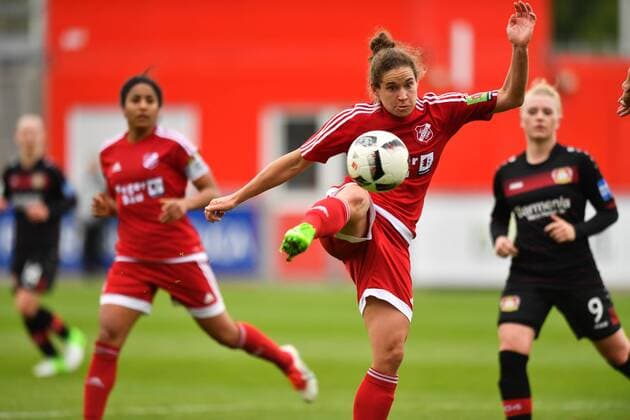 Nina Burger (SC Sand) (19) beim Torschuss - Ball in Luft, DFB Pokal - Halbfinale , Bayer 04 Leverkusen - SC Sand, xmkx