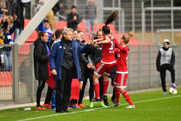 Torschützin Jovana Damjanovic (SC Sand) (14) jubelt mit der Bank nach ihrem 0:3, DFB Pokal - Halbfinale , Bayer 04 Leverkusen - SC Sand, xmkx