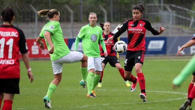 v.li.: Emily van Egmond (Wolfsburg, 5), Alexandra Popp (Wolfsburg, 11), Cinzia Zehnder (Freiburg, 14), Zweikampf, Duell, duel, tackle, tackling, Dynamik, Action, Aktion, Fussball, DFB-Pokal der Frauen, Halbfinale, SC Freiburg - VfL Wolfsburg, xozx