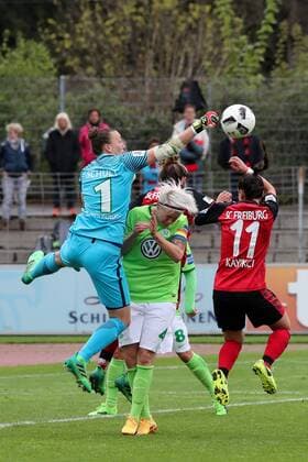 v.li.: Almuth Schult (Torwart, Wolfsburg, 1) klärt vor Nilla Fischer (Wolfsburg, 4), Hasret Kayikci (Freiburg, 11), Aktion, Action, Spielszene, Fussball, DFB-Pokal der Frauen, Halbfinale, SC Freiburg - VfL Wolfsburg, xozx