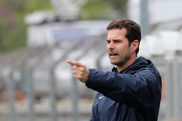 Ralf Kellermann (Trainer, Cheftrainer, Sportlicher Leiter, Wolfsburg), gibt Anweisungen, gestikuliert, mit den Armen gestikulieren, gives instructions, gesticulate, Einzelbild, Aktion, Action, Fussball, DFB-Pokal der Frauen, Halbfinale, SC Freiburg - VfL Wolfsburg, xozx