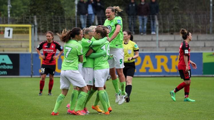 Spielerinnen des VfL Wolfsburg jubeln über das Tor zum 1:1, Jubel, Torjubel, Torerfolg, celebrate the goal, goal, celebration, Jubel ueber das Tor, optimistisch, Action, Aktion, Fussball, DFB-Pokal der Frauen, Halbfinale, SC Freiburg - VfL Wolfsburg, xozx